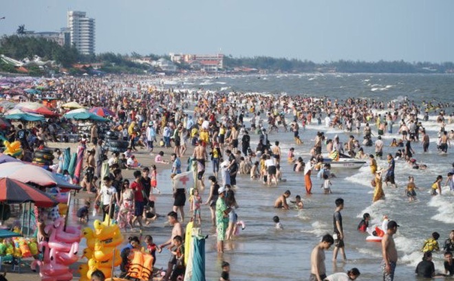 Bãi biển Vũng Tàu đông đặc người tắm trong dịp lễ