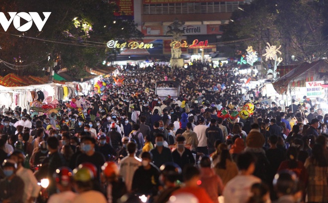Du khách tập trung rất đông tại chợ đêm Đà Lạt vào tối 30/4.