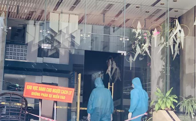 Đoàn kiểm tra liên ngành do Chi cục ATVSTP tỉnh Khánh Hòa dẫn đầu kiểm tra khách sạn V. trên đường Nguyễn Thiện Thuật bị khách cách lý tố thức ăn có giòi - ảnh: Thành Nguyễn