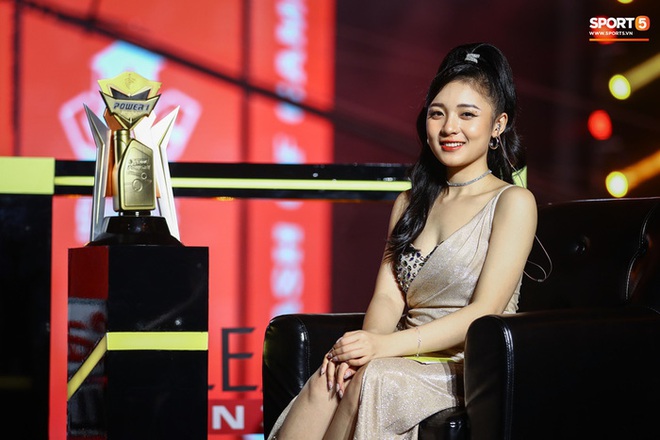 Ngất ngây với vẻ đẹp đầy gợi cảm của MC Phương Thảo tại Chung kết ĐTDV mùa Xuân 2021 - Ảnh 2.