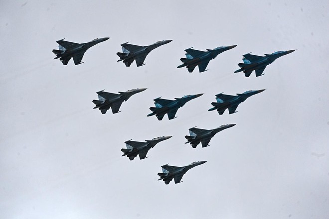 Máy bay chiến đấu Nga suýt không được tham gia duyệt binh vì trời nhiều mây - Ảnh 1.