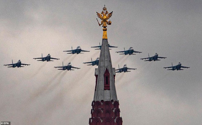 Máy bay chiến đấu Nga suýt không được tham gia duyệt binh vì trời nhiều mây - Ảnh 2.