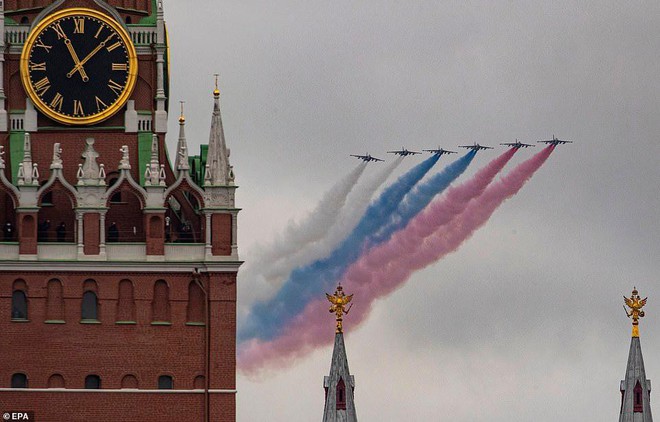 Máy bay chiến đấu Nga suýt không được tham gia duyệt binh vì trời nhiều mây - Ảnh 3.
