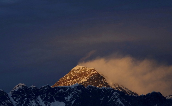 Đỉnh Everest lúc hoàng hôn nhìn từ phía huyện Solukhumbu của Nepal (Ảnh: Reuters)