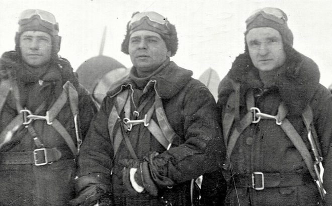 Alexey Storozhakov (giữa) cùng các phi công Hồng quân; Nguồn: soviet-aces-1936-53.ru