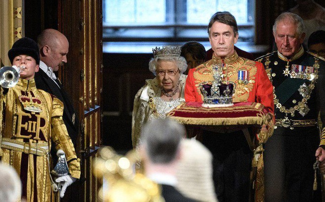 Nữ hoàng Anh cùng chồng là cố Hoàng thân Phillip trong lần đọc diễn văn khai mạc Quốc hội Anh năm 2019. Ảnh: Getty.