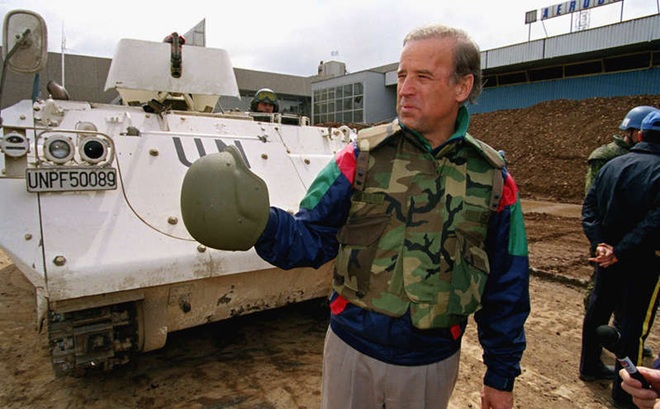 Bức ảnh chụp năm 1993 khi ông Joe Biden là thượng nghị sĩ đến thăm Bosnia. Ảnh: AP