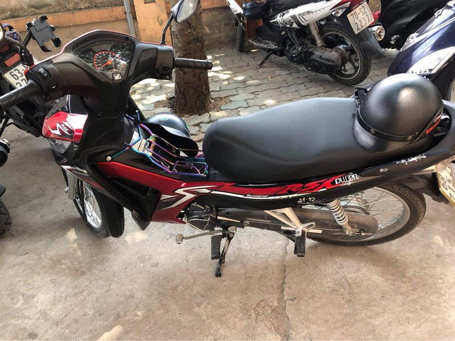 Thanh niên giả vờ mua nhẫn vàng rồi cướp vàng bỏ chạy giữa ban ngày - Ảnh 1. Thanh niên giả vờ mua nhẫn vàng rồi cướp vàng bỏ chạy giữa ban ngày - Ảnh 1.