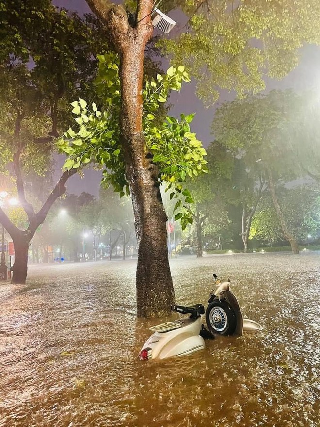 Hà Nội mưa lớn, phố biến thành sông, người đàn ông chật vật đẩy ô tô về nhà - Ảnh 4. Hà Nội mưa lớn, phố biến thành sông, người đàn ông chật vật đẩy ô tô về nhà - Ảnh 4.