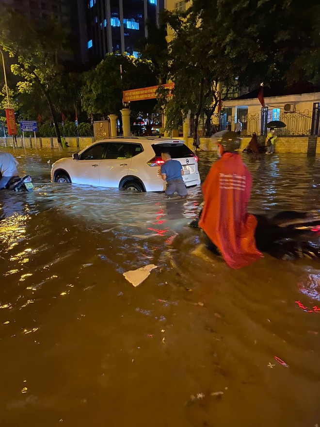 Hà Nội mưa lớn, phố biến thành sông, người đàn ông chật vật đẩy ô tô về nhà - Ảnh 5. Hà Nội mưa lớn, phố biến thành sông, người đàn ông chật vật đẩy ô tô về nhà - Ảnh 5.