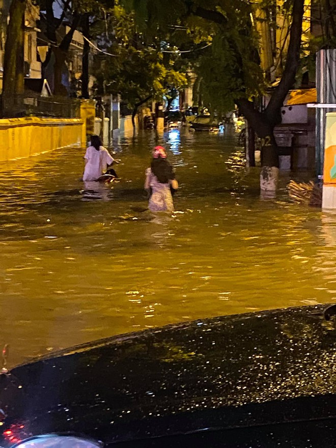 Hà Nội mưa lớn, phố biến thành sông, người đàn ông chật vật đẩy ô tô về nhà - Ảnh 6. Hà Nội mưa lớn, phố biến thành sông, người đàn ông chật vật đẩy ô tô về nhà - Ảnh 6.