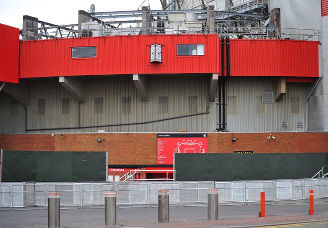 Sợ CĐV làm loạn, M.U ‘rào kín’ sân Old Trafford - Ảnh 2.