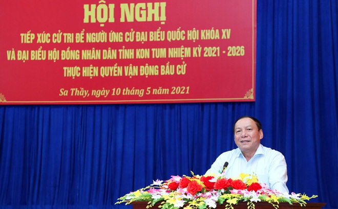 Bộ trưởng Nguyễn Văn Hùng chia sẻ với cử tri huyện