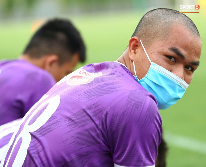 Cầu thủ U22 Việt Nam ngượng ngùng giấu kiểu tóc mới cắt - Ảnh 5.