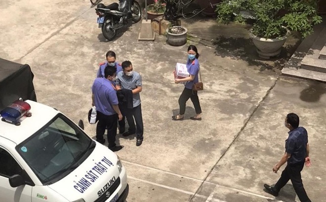 Trưa 11-5, cơ quan điều tra Viện Kiểm sát nhân dân tối cao thực hiện lệnh bắt 3 cán bộ công an quận Đồ Sơn - Ảnh: CTV