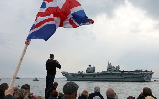 Mọi người đang theo dõi tàu sân bay HMS Queen Elizabeth của Anh rời Căn cứ Hải quân Portsmouth ở tây nam England ngày 1/5. Ảnh: AFP