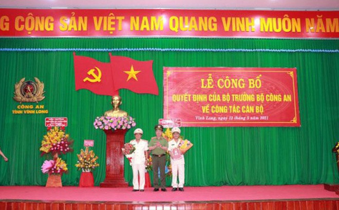 Thượng tướng Nguyễn Văn Thành trao quyết định bổ nhiệm Đại tá Nguyễn Trọng Dũng và Đại tá Đoàn Minh Lý.