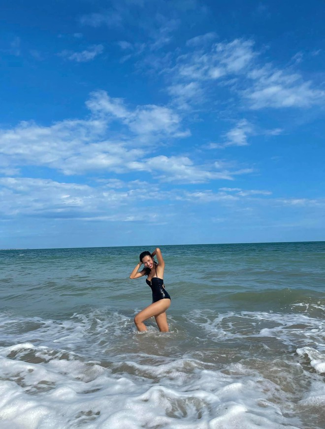 Minh Triệu đăng ảnh bikini gợi cảm, nô đùa cùng sóng biển - Ảnh 3.