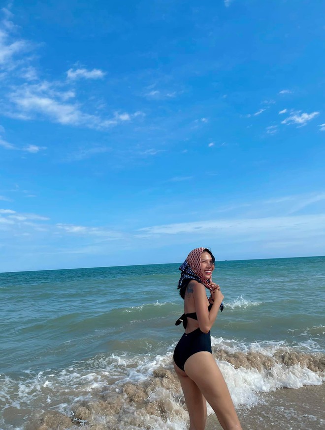 Minh Triệu đăng ảnh bikini gợi cảm, nô đùa cùng sóng biển - Ảnh 5.