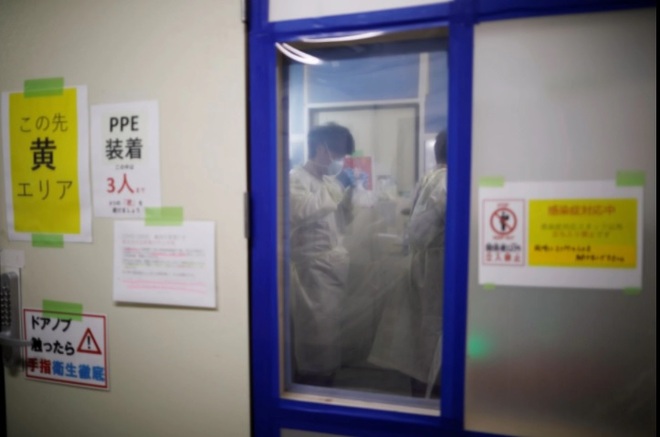 Nhật Bản cũng chật vật vì COVID-19: Bệnh viện quá tải, bệnh nhân cʜếᴛ ngay tại nhà - Ảnh 1.