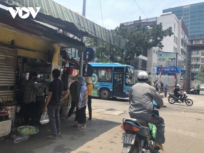 Ảnh: Cửa hàng ăn uống quanh bệnh viện ở Hà Nội chỉ bán mang về - Ảnh 12.