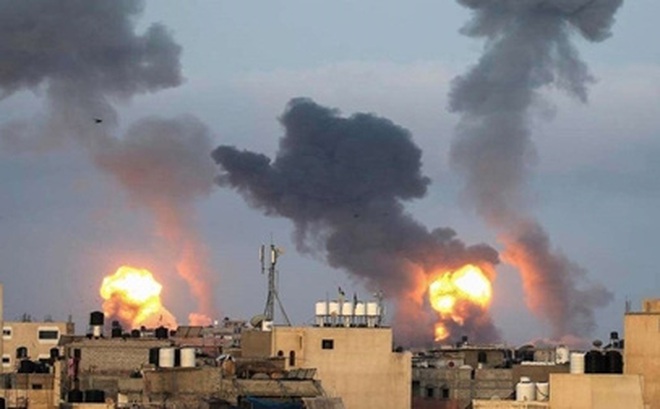 Lửa, khói bốc lên từ hiện trường vụ không kích ở Dải Gaza. Ảnh: Getty Images