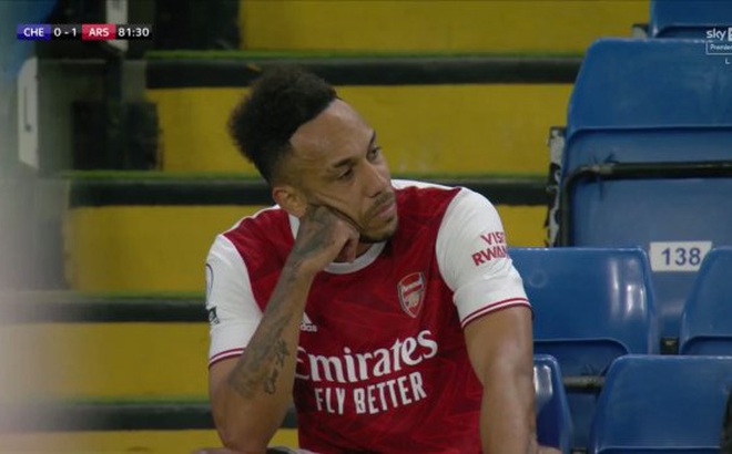 Vẻ mặt buồn chán của Aubameyang