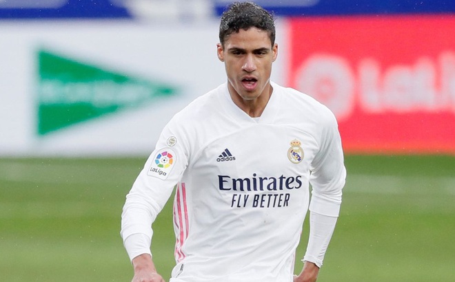 Sự vắng mặt của những hậu vệ như Varane sẽ ảnh hưởng nhiều đến hàng phòng ngự của Real Madrid. (Ảnh: Getty).