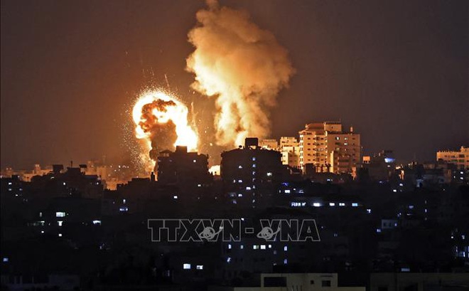 Khói lửa bốc lên sau loạt không kích của Israel xuống Dải Gaza ngày 11/5/2021. Ảnh: AFP/TTXVN