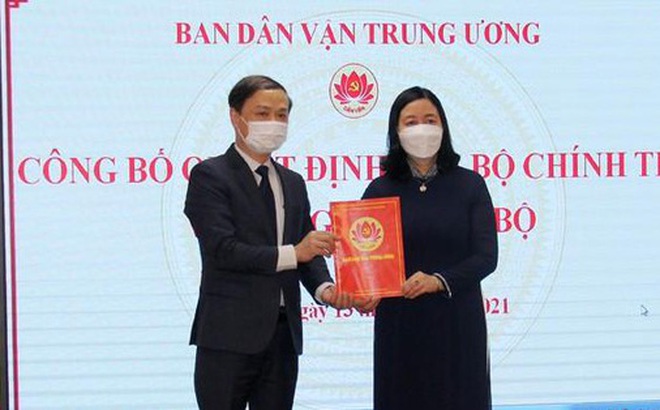 Trao quyết định Phó trưởng Ban Dân vận T.Ư cho ông Phạm Tất Thắng (Ảnh H.T)