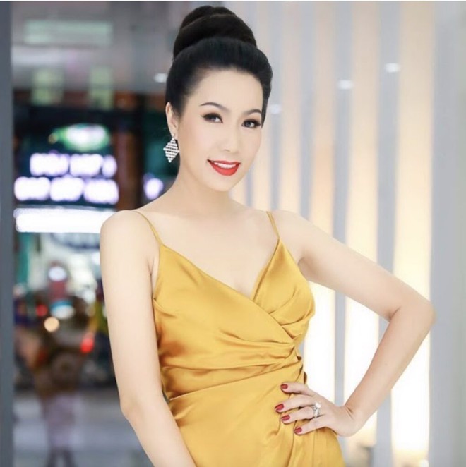 6 nghệ sĩ bị bà Phương Hằng livestream khiêu chiến, chỉ trích nặng nề, lôi cả chuyện đời tư - Ảnh 6. 6 nghệ sĩ bị bà Phương Hằng livestream khiêu chiến, chỉ trích nặng nề, lôi cả chuyện đời tư - Ảnh 6.
