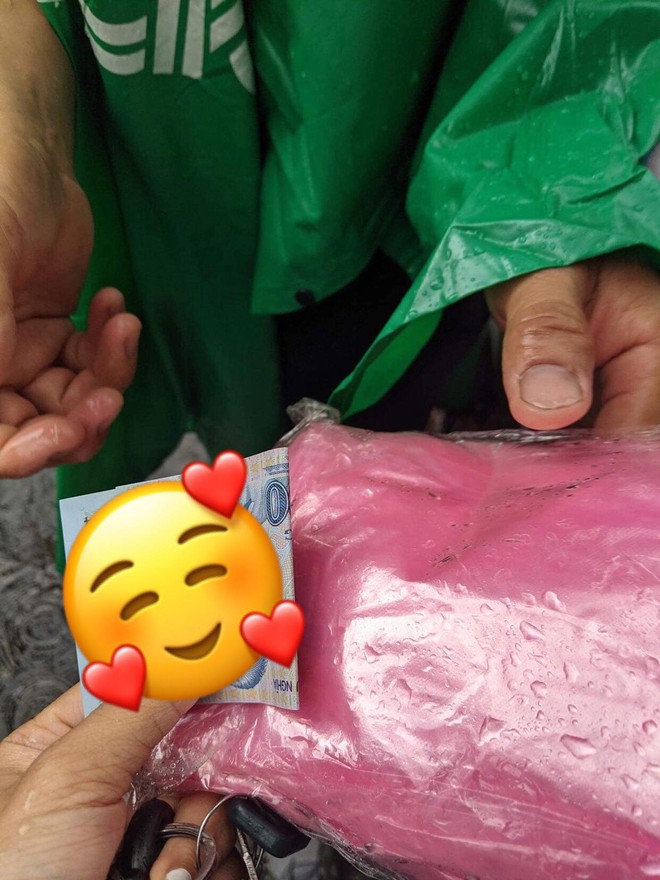Không có tiền mua áo mưa, hành động ấm lòng của người bảo vệ khiến cô gái trẻ cảm động - Ảnh 1. Không có tiền mua áo mưa, hành động ấm lòng của người bảo vệ khiến cô gái trẻ cảm động - Ảnh 1.