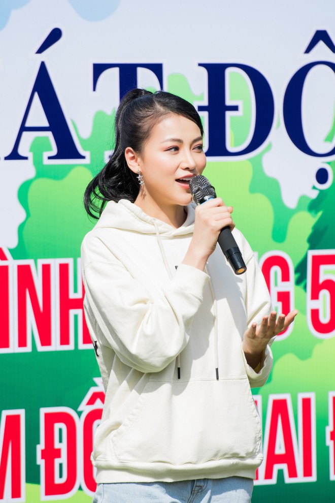 Hoa hậu Phương Khánh ăn vận giản dị đi trồng cây xanh - Ảnh 3.