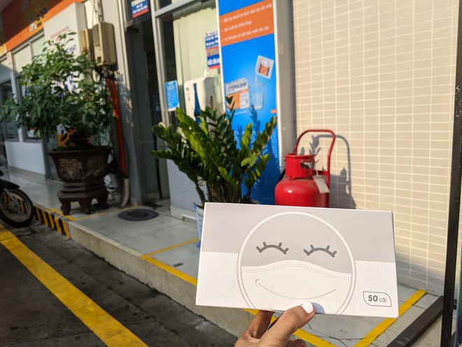 Không có tiền mua áo mưa, hành động ấm lòng của người bảo vệ khiến cô gái trẻ cảm động - Ảnh 2. Không có tiền mua áo mưa, hành động ấm lòng của người bảo vệ khiến cô gái trẻ cảm động - Ảnh 2.