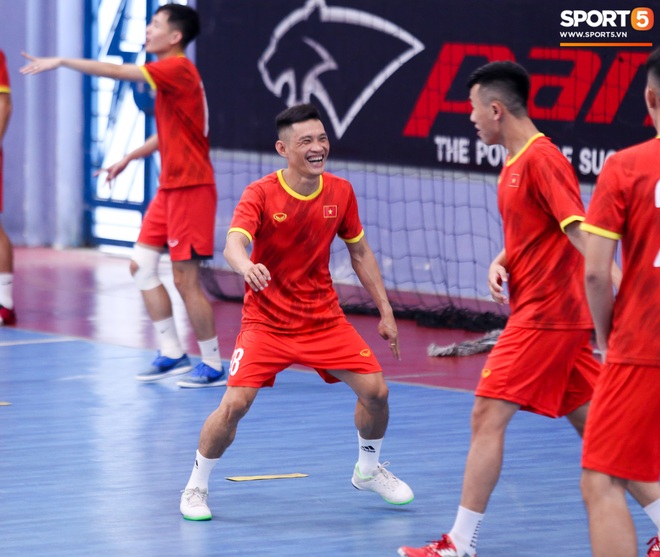 Tuyển futsal Việt Nam tập luyện cường độ cao trước ngày sang UAE - Ảnh 1.