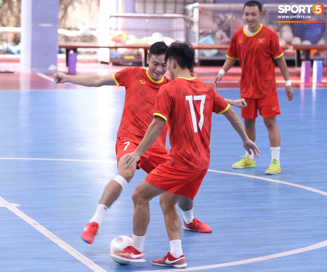 Tuyển futsal Việt Nam tập luyện cường độ cao trước ngày sang UAE - Ảnh 2.