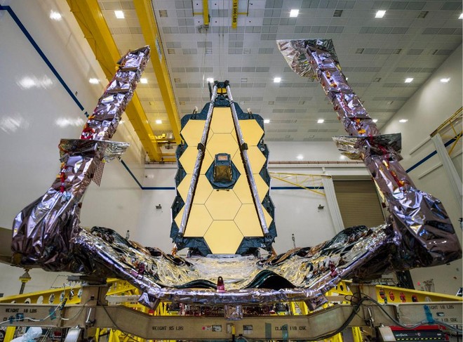 Kính thiên văn khổng lồ James Webb mở gương thành công, sẵn sàng vào không gian - Ảnh 1.
