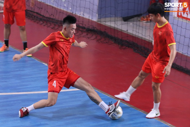 Tuyển futsal Việt Nam tập luyện cường độ cao trước ngày sang UAE - Ảnh 3.