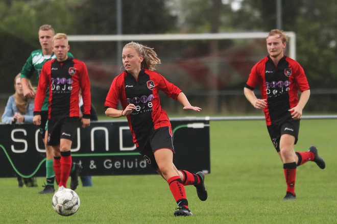 Hà Lan cho phép cầu thủ nữ đá với cầu thủ nam - Ảnh 4.
