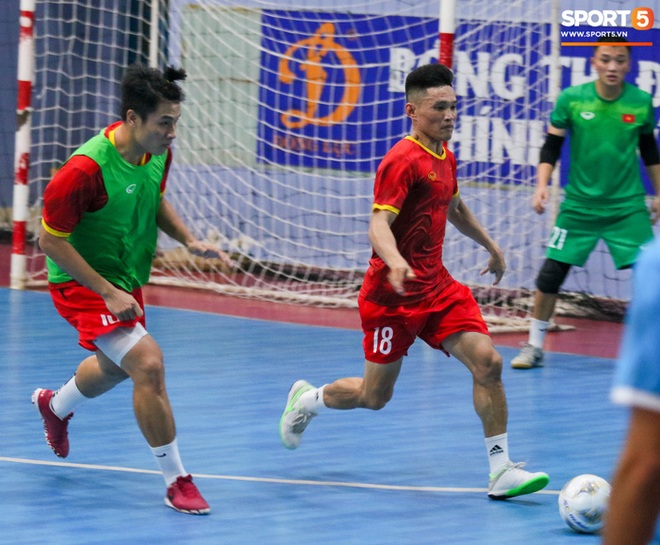 Tuyển futsal Việt Nam tập luyện cường độ cao trước ngày sang UAE - Ảnh 4.