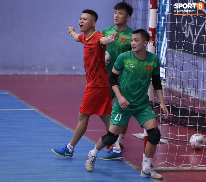 Tuyển futsal Việt Nam tập luyện cường độ cao trước ngày sang UAE - Ảnh 5.