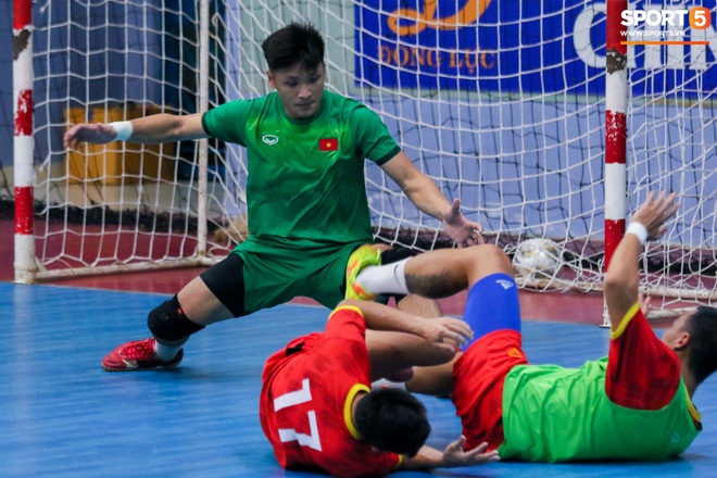 Tuyển futsal Việt Nam tập luyện cường độ cao trước ngày sang UAE - Ảnh 6.