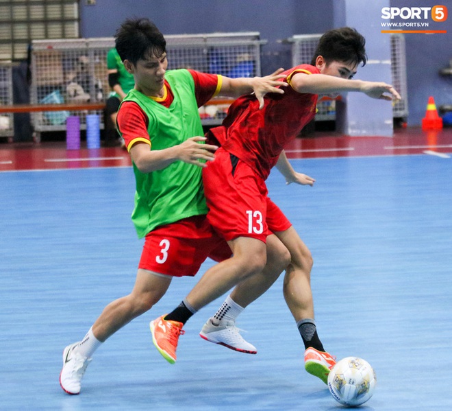 Tuyển futsal Việt Nam tập luyện cường độ cao trước ngày sang UAE - Ảnh 8.