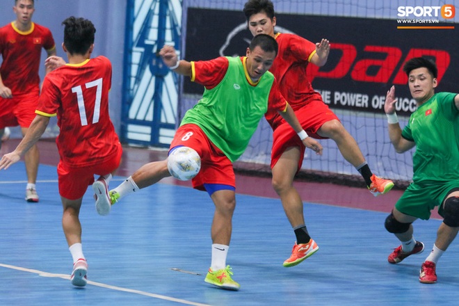 Tuyển futsal Việt Nam tập luyện cường độ cao trước ngày sang UAE - Ảnh 9.