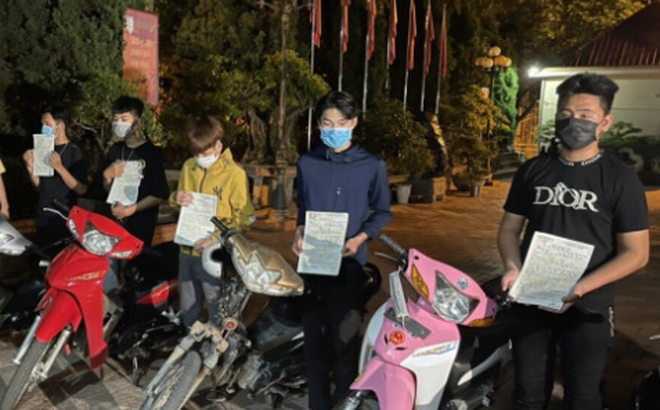 Công an thị xã Thái Hòa bắt giữ nhóm thanh niên có hành vi tụ tập, đua xe. Ảnh: Công an cung cấp