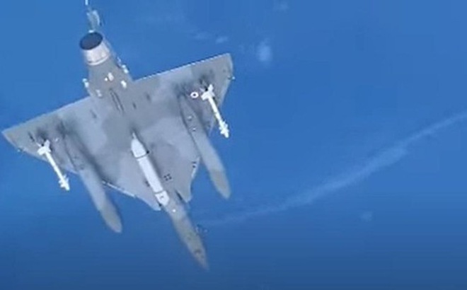 Một chiếc Mirage 2000D của không quân Pháp mang theo thiết bị ASTAC bay qua Biển Đen./ Ảnh: Không quân Nga