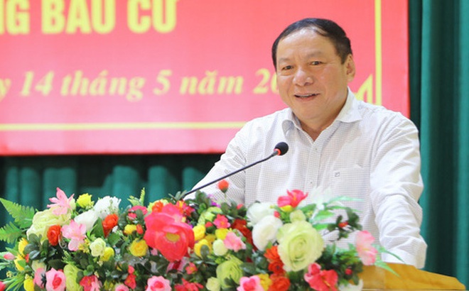 Bộ trưởng Nguyễn Văn Hùng phát biểu tại buổi tiếp xúc cử tri.