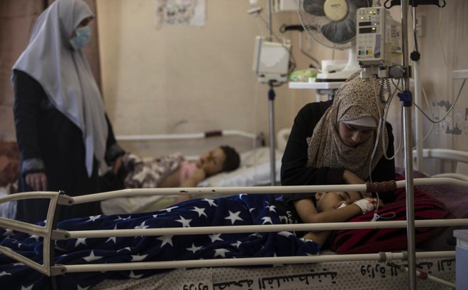 Bệnh nhân điều trị vết thương do cuộc không kích của Israel hôm 10/5 tại bệnh viện Shifa ở thành phố Gaza. Ảnh: AP