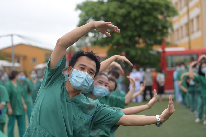 Quảng Ninh: 200 bác sĩ tình nguyện đến điểm nóng dịch bệnh Covid-19 tại Bắc Giang - Ảnh 9. Quảng Ninh: 200 bác sĩ tình nguyện đến điểm nóng dịch bệnh Covid-19 tại Bắc Giang - Ảnh 9.