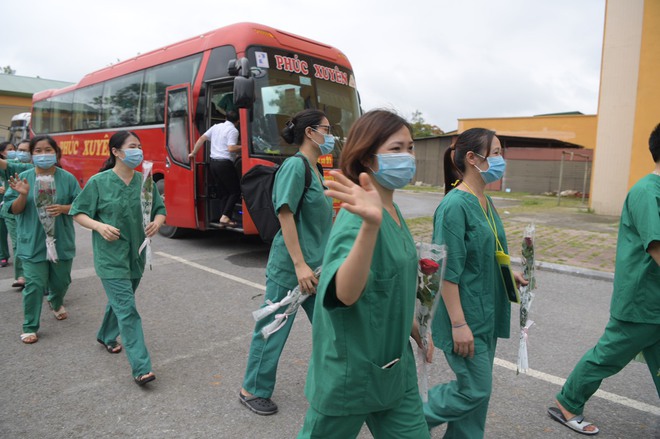 Quảng Ninh: 200 bác sĩ tình nguyện đến điểm nóng dịch bệnh Covid-19 tại Bắc Giang - Ảnh 6.